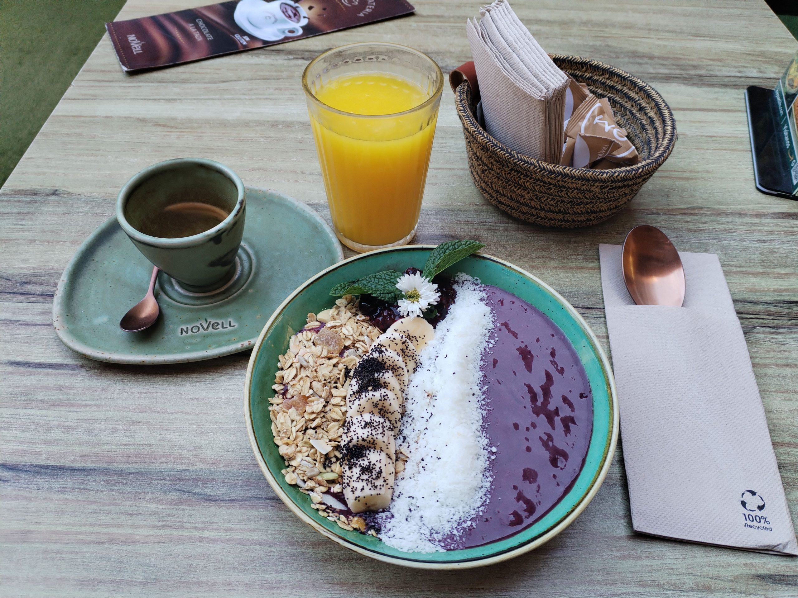 colazione con caffè, succo d'arancia e bowl di frutta e avena