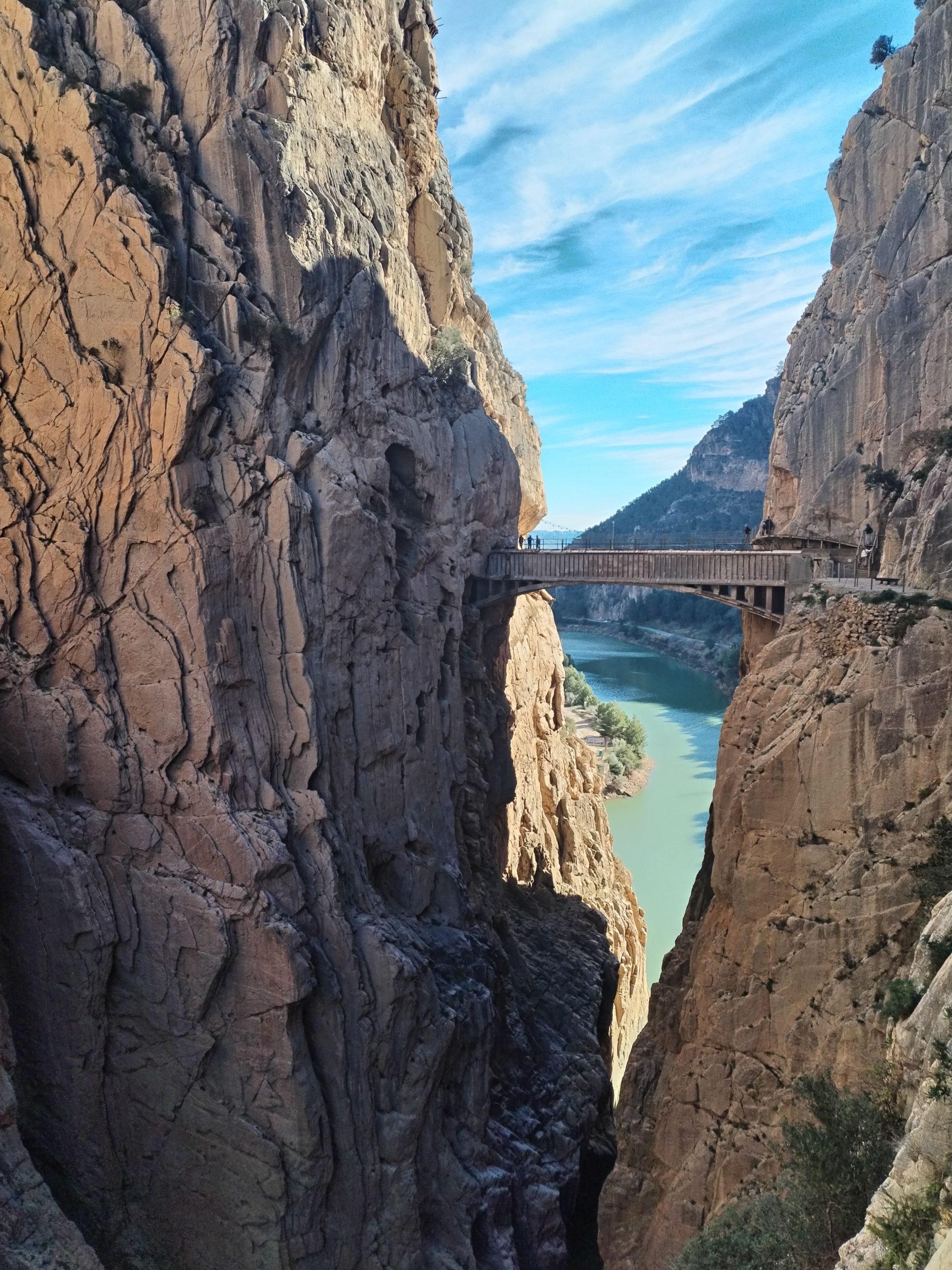 ponte sospeso sopra un fiume tra due montagne rocciose in un giorno di sole al caminito del rey