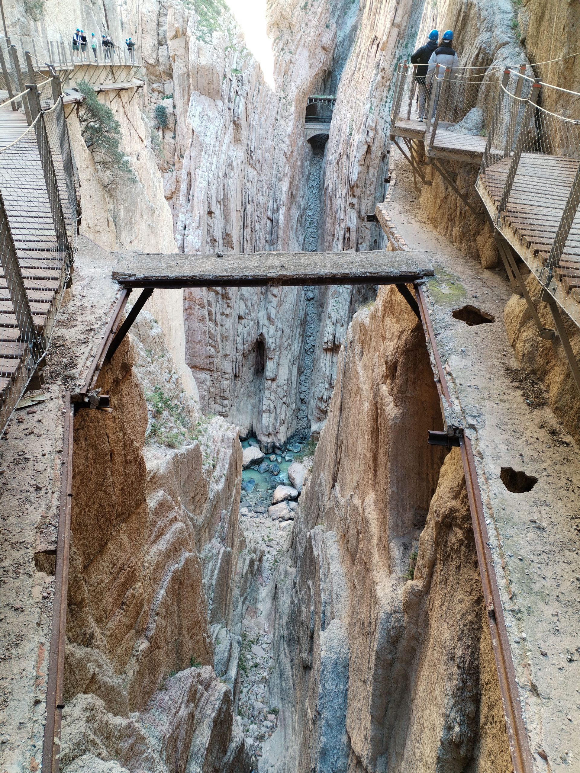 antico sentiero costruito su rotaie, diroccato e fissato in alto sulle pareti di un canyon