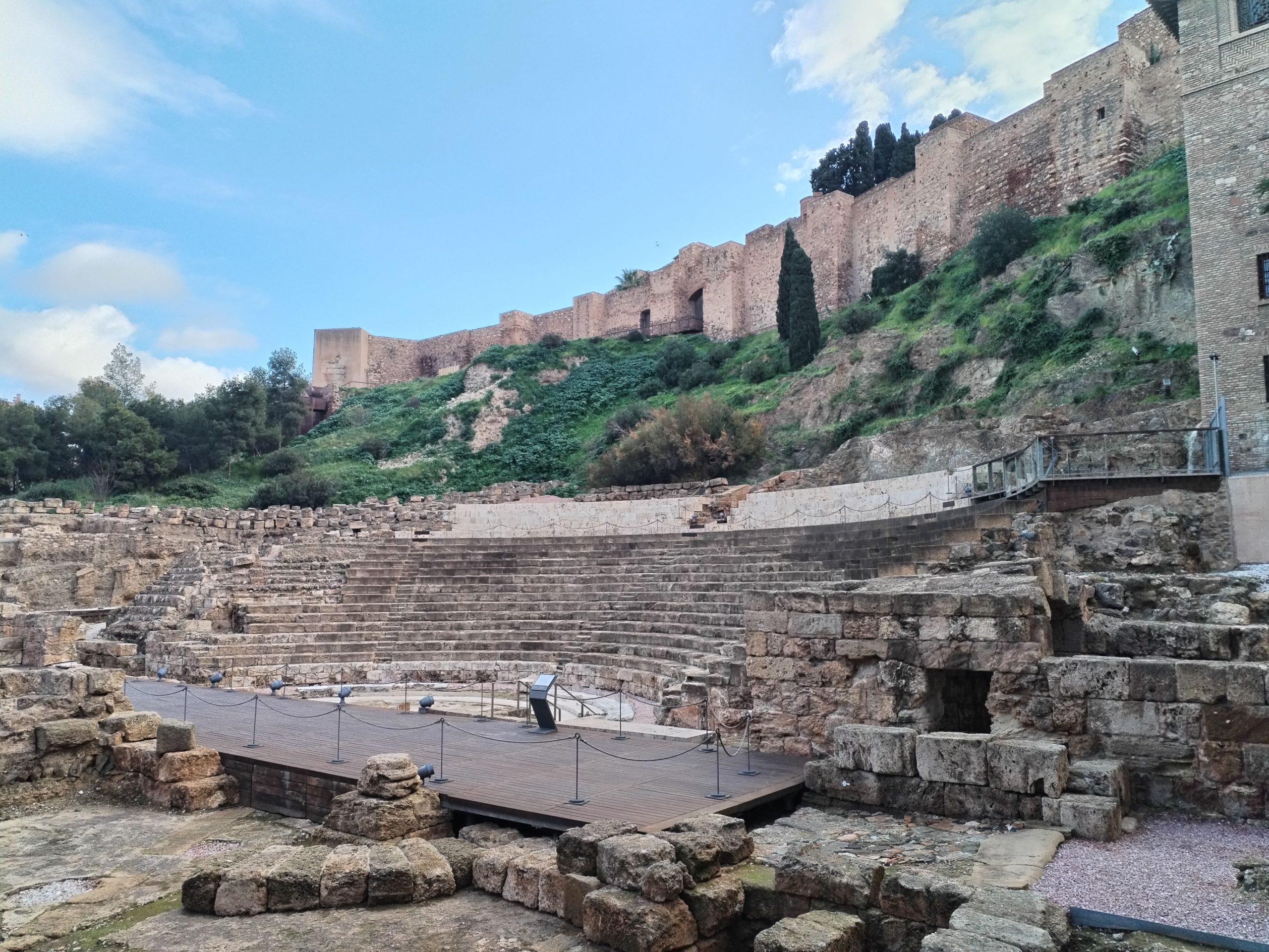 antiche rovine del teatro romano e dell'Alcazaba di Malaga in un giorno di sole e nuvole