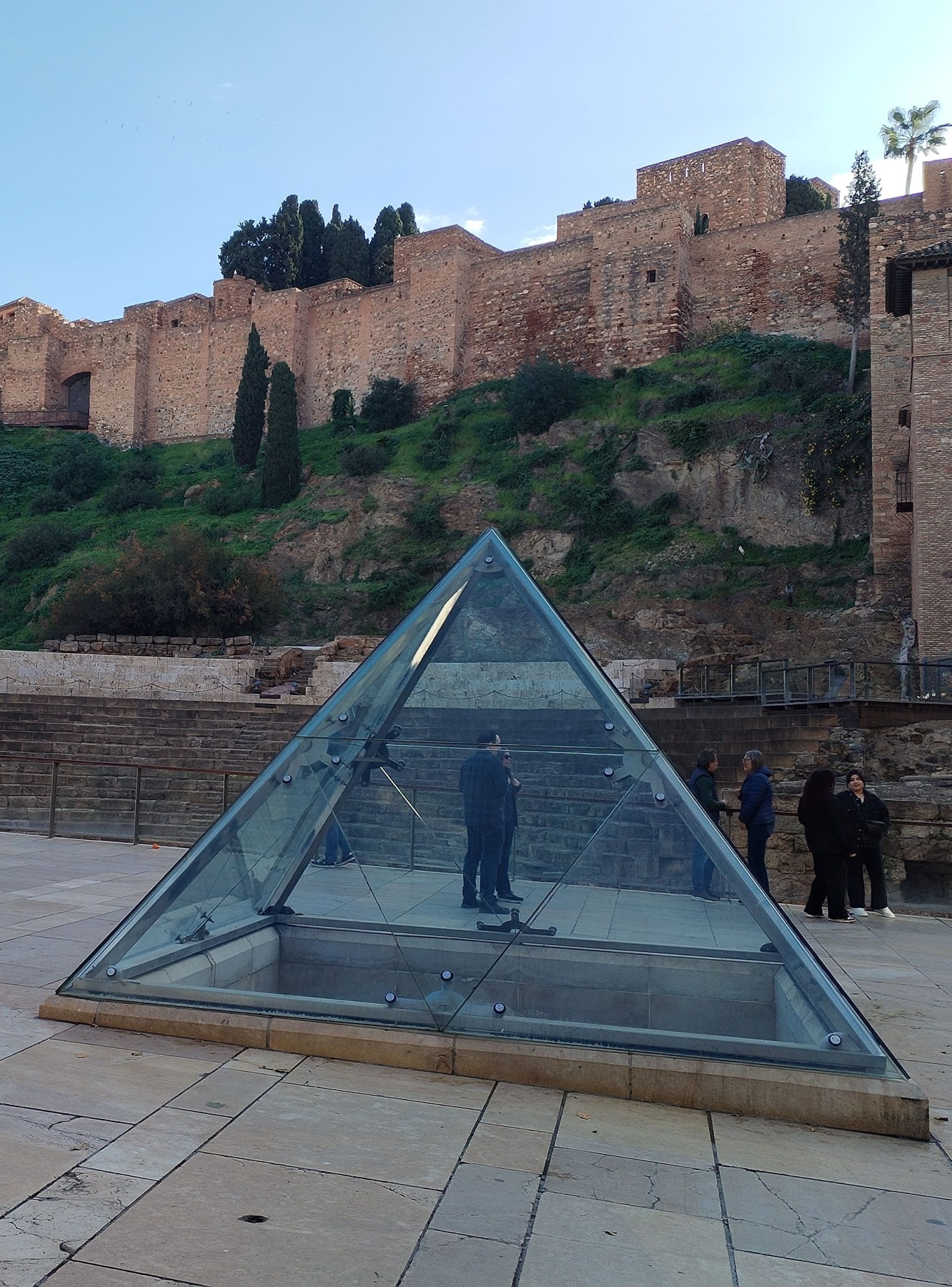 piramide di vetro davanti all'alcazaba di malaga e al teatro romano