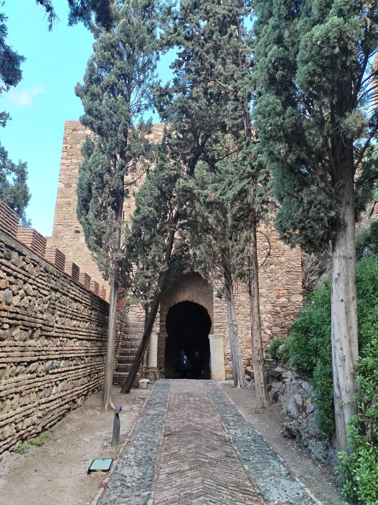 mura interne dell'alcazaba de malaga con colonne dell'antico teatro romano