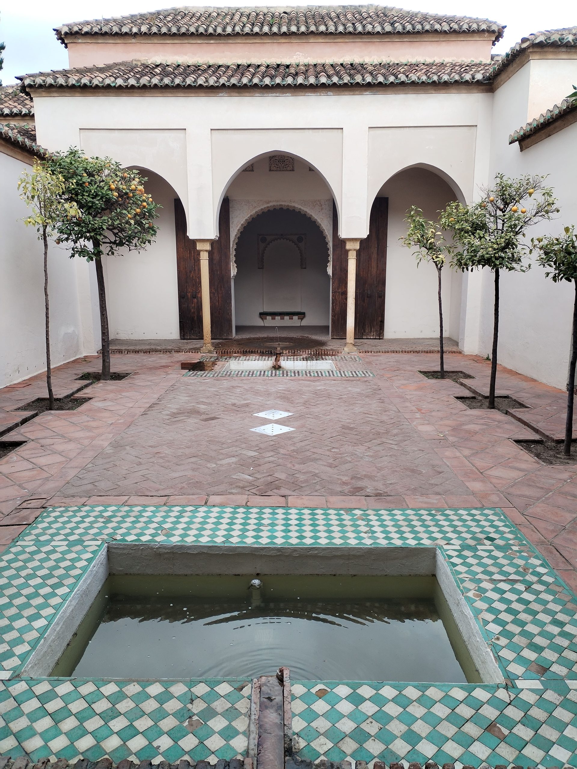 cortile intendo dell'alcazaba de malaga con colonne arabeggianti
