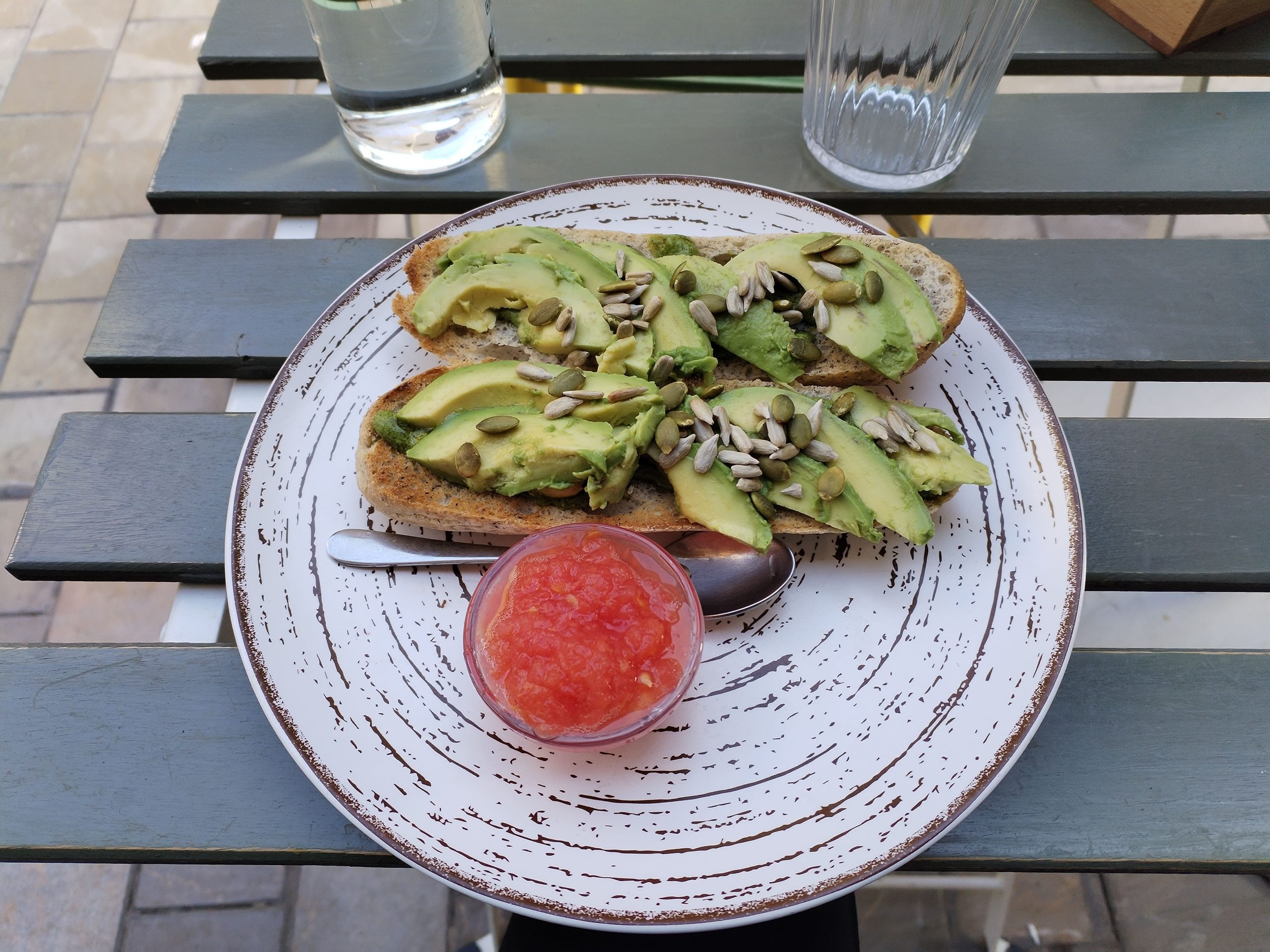 bruschette con avogado, formaggio vegano e semi di girasole