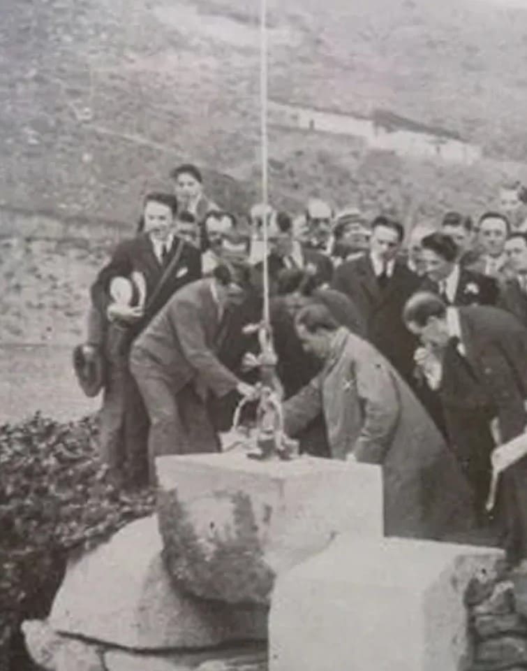 Alfonso XIII poggia l'ultima pietra per inaugurare la diga del Conde del Guadalhorce nel 1921