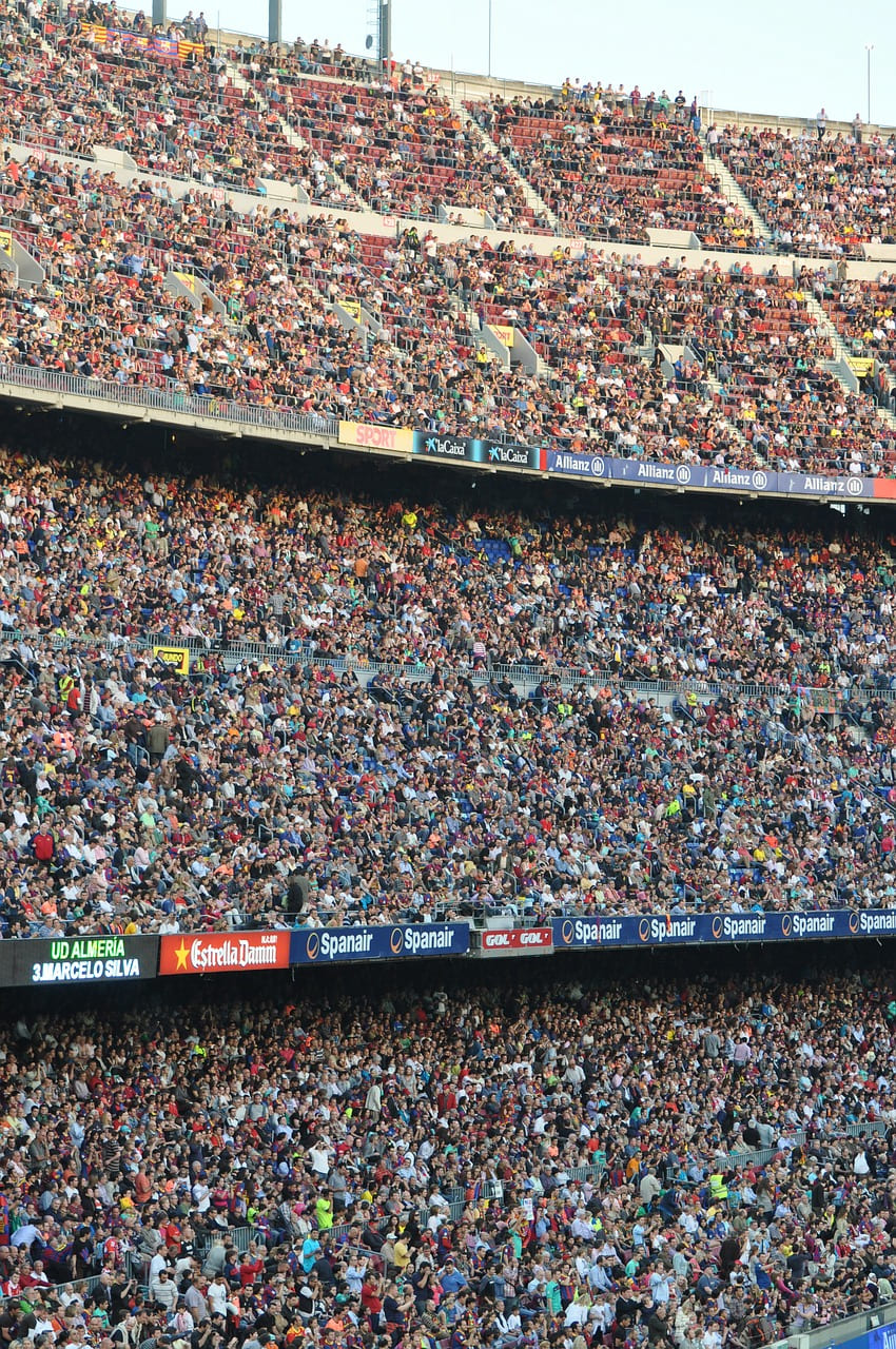 stadio pieno di gente. L'impatto del turismo sportivo