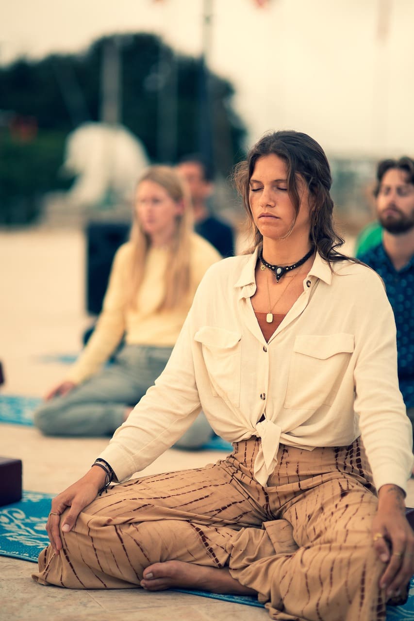 gruppo di giovani pratica yoga all'aperto