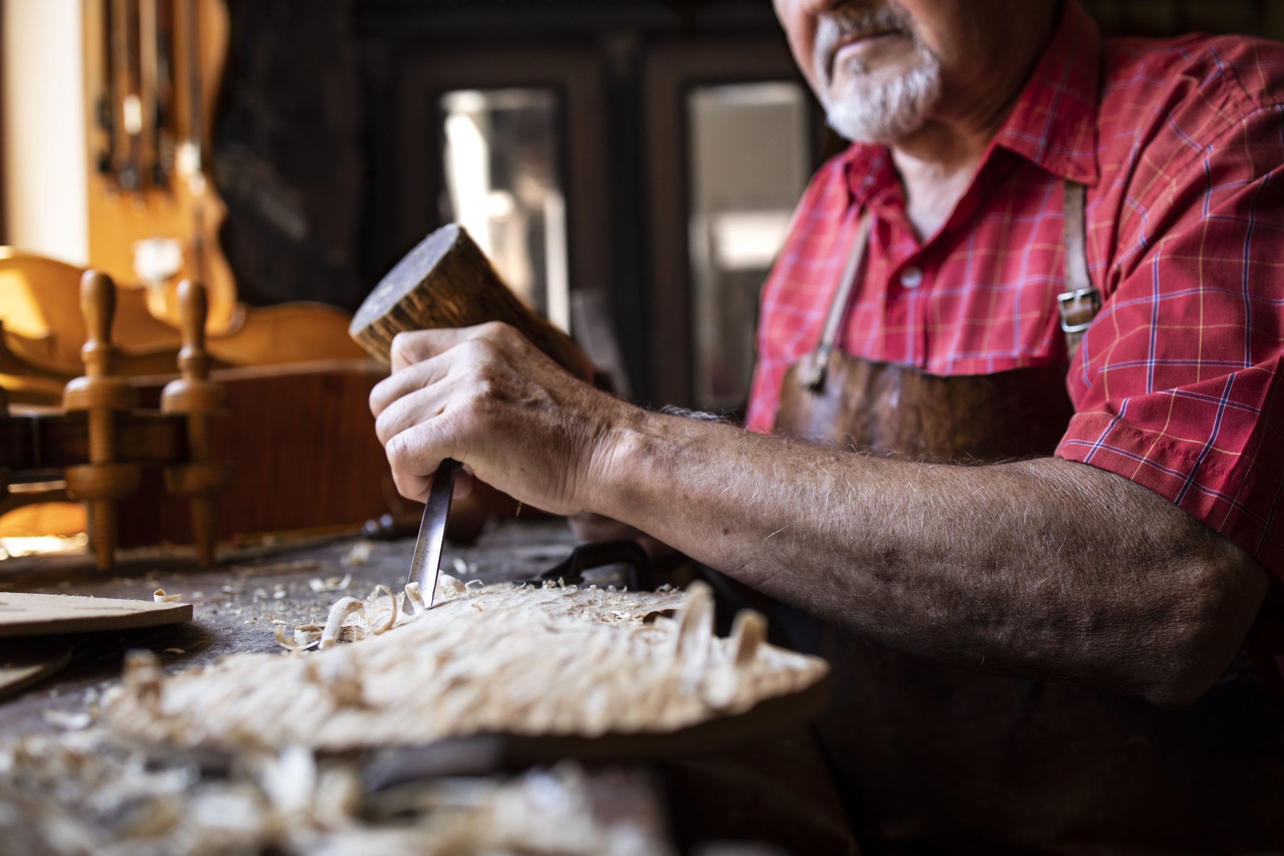 artigiano lavora il legno