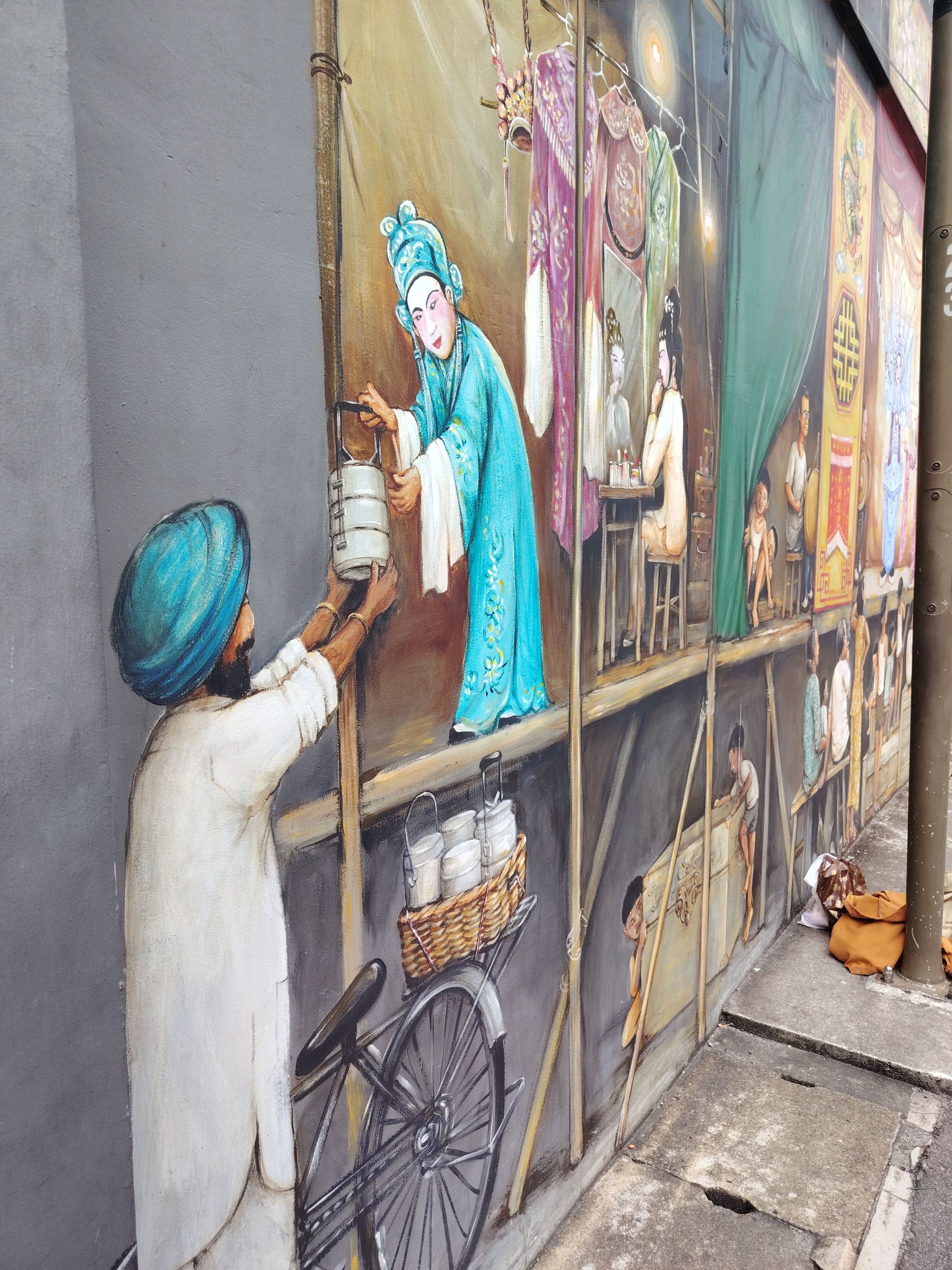 coloratissimo murale di chinatown a Singapore che ritrae una scena del mercato